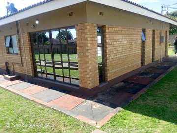 Spacious 4-Bedroom Family Home with Stunning Garden in Mabelreign